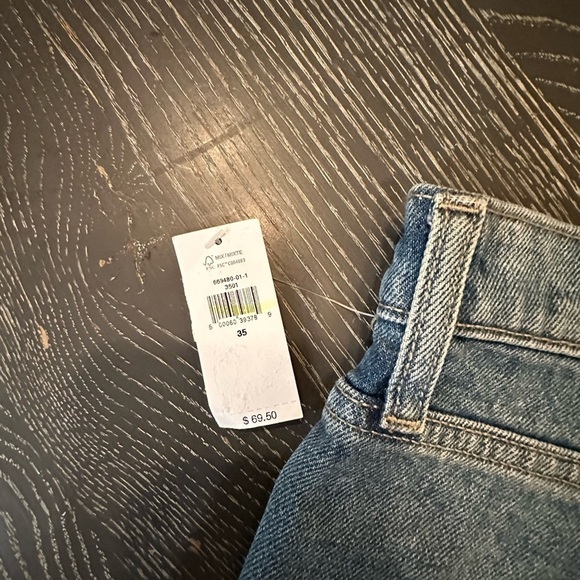 BANANA Republic Mid Rise, Light Wash Denim Shorts with Frayed Hem, Size 20. - Picture 10 of 10